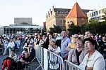 Publiczność projekcji "Turandot" na Targu Węglowym.