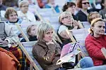 Publiczność projekcji "Turandot" na Targu Węglowym.