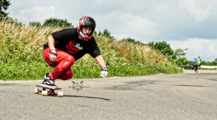 Longboard głównie kojarzony jest w Polsce z jazdą rekreacyjną, ale nie brakuje fanów ekstremalnej odmiany jazdy na tego dypu desce. Na zdjęciu Marcin Ślęk podczas zjazdu downhill.