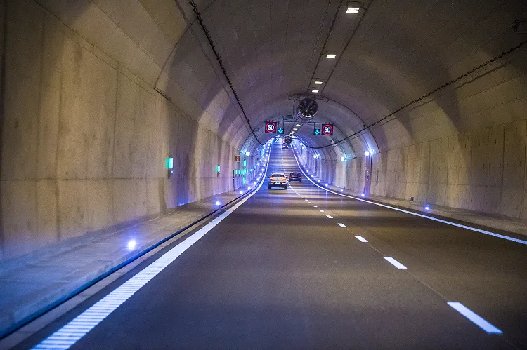 Urzędnicy odkładają decyzję o podwyższeniu dopuszczalnej prędkości w tunelu pod Wisłą.