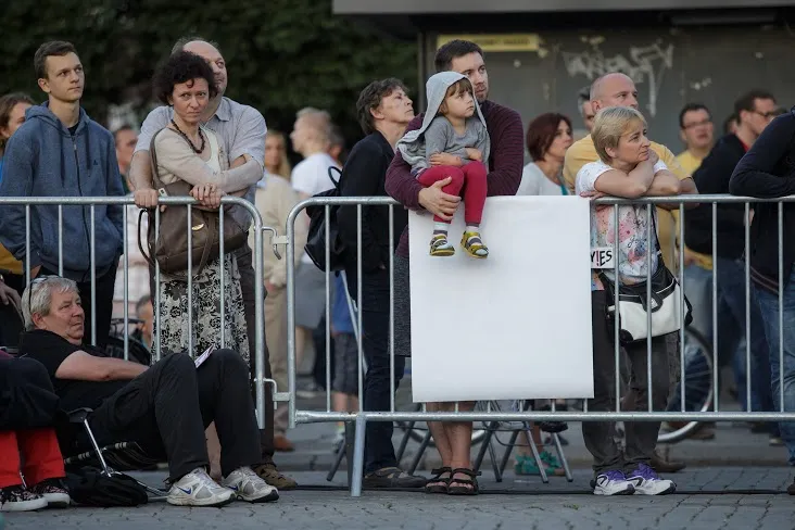 Publiczność projekcji "Turandot" na Targu Węglowym.