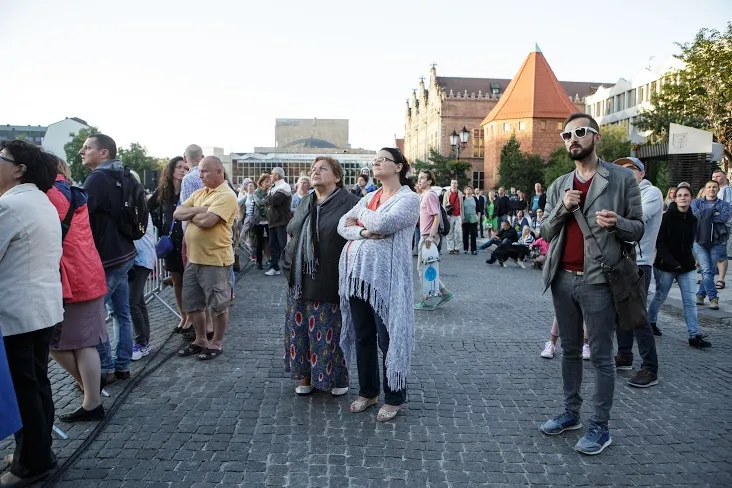 Publiczność projekcji "Turandot" na Targu Węglowym.