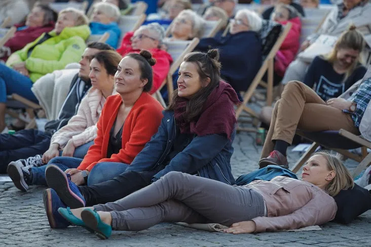 Publiczność projekcji "Turandot" na Targu Węglowym.