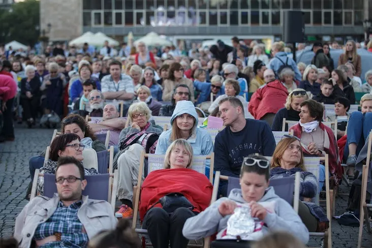 Publiczność projekcji "Turandot" na Targu Węglowym.