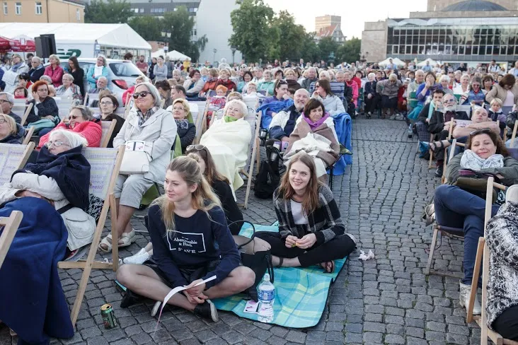 Publiczność projekcji "Turandot" na Targu Węglowym.