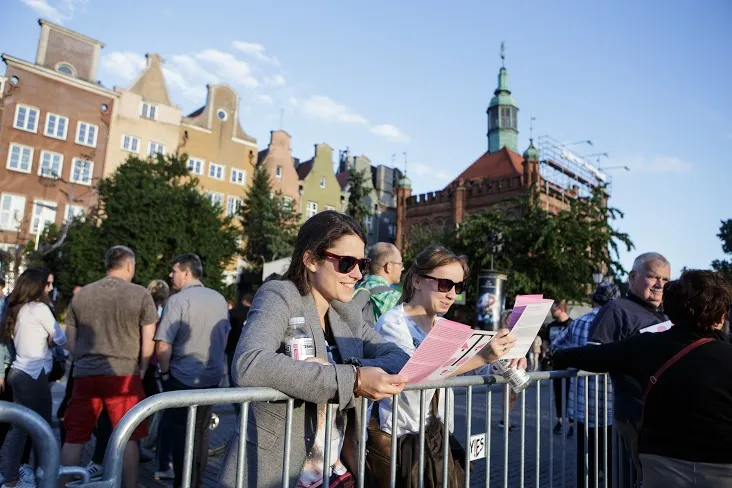 Publiczność projekcji "Turandot" na Targu Węglowym.