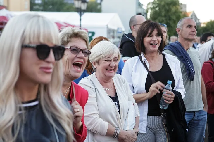 Publiczność projekcji "Turandot" na Targu Węglowym.