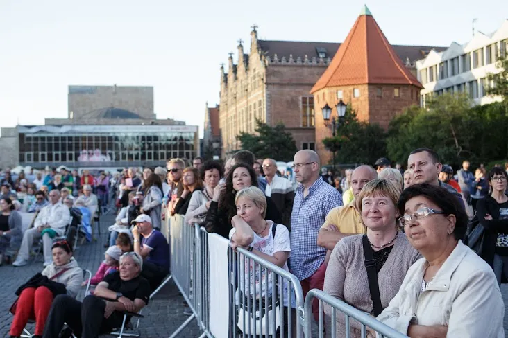 Publiczność projekcji "Turandot" na Targu Węglowym.