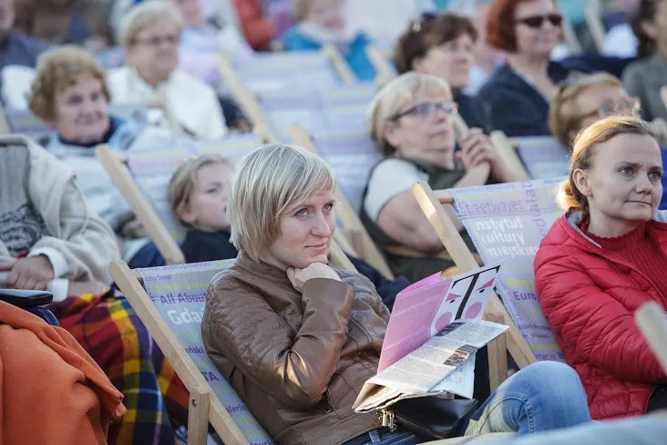 Publiczność projekcji "Turandot" na Targu Węglowym.