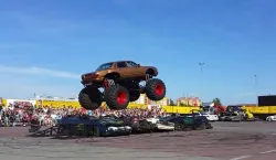 Wydarzenie zwieńczy pokaz monster trucków, które będą miażdżyć samochody osobowe. 