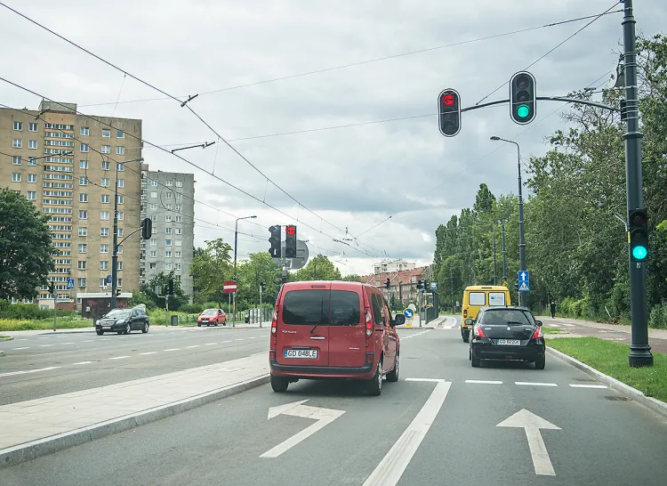 Nowy sygnalizator kierunkowy (w lewo) na skrzyżowaniu Siennickiej i Głębokiej z pewnością poprawi bezpieczeństwo kierowców w tym miejscu.