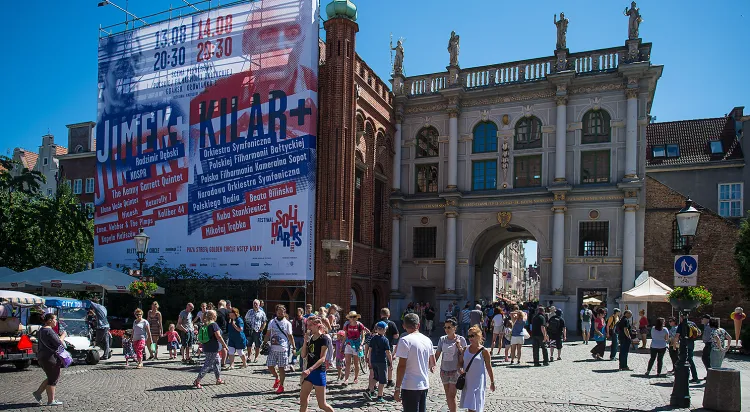 Reklama promująca festiwal Solidarity of Arts całkowicie zasłoniła elewację Dworu Bractwa św. Jerzego, zlokalizowanego tuż obok Złotej Bramy.