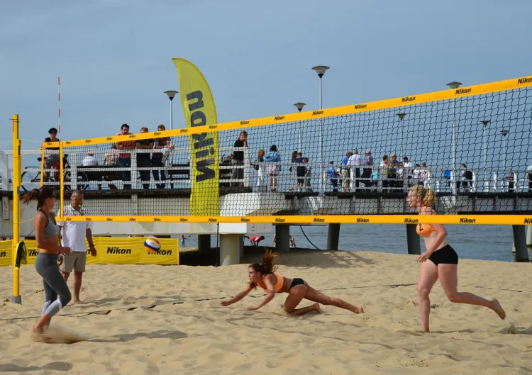 Pierwsza w te wakacje rywalizacja pań na plaży w Brzeźnie przyciągnęła na molo sporą widownię. 