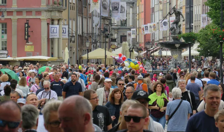 Populacja aglomeracji trójmiejskiej ogółem wynosi 1 037 528 osób, z czego niemal 45 proc. to mieszkańcy Gdańska, a około 55 proc. stanowią mieszkańcy pozostałych gmin. 

