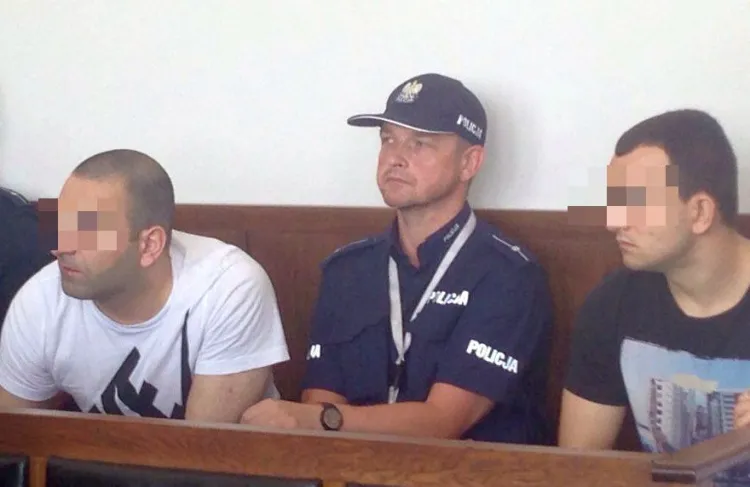 Oskarżeni 26-letni Murat O. i trzy lata starszy Ozgun A.utrzymują, że w sklepie chcieli kupić gaz pieprzowy.