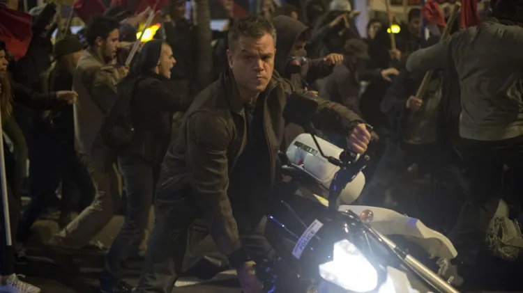 Jason Bourne (Matt Damon) nie zatracił z czasem swoich unikalnych umiejętności. Wciąż idealnie odnajduje się w samochodowych, motocyklowych i pieszych pościgach. Wie, jak wyprowadzić w pole namierzających go agentów i skutecznie eliminować swoje cele. 