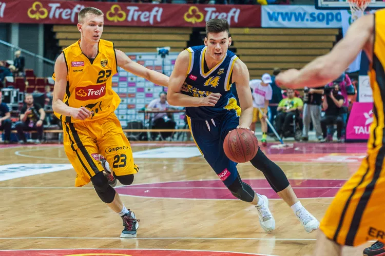 Koszykarzy Trefla Sopot oraz Asseco Gdynia po raz kolejny oglądać będziemy na parkietach Tauron Basket Ligi.