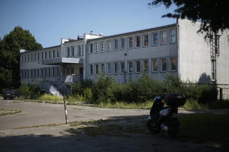 Budynek na skrzyżowaniu ulic Dąbrowszczaków i Czarny Dwór jest w coraz gorszym stanie. Nowy właściciel działki planuje w tym miejscu zabudowę mieszkaniową.