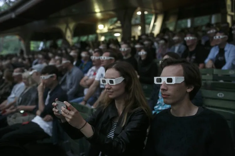 Każdy z widzów przed wejściem otrzymał trójwymiarowe okulary.