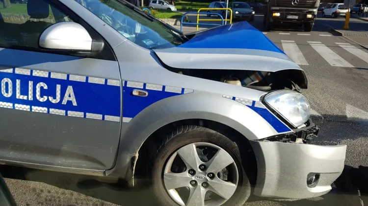 Radiowóz rozbity w wypadku na Kartuskiej.