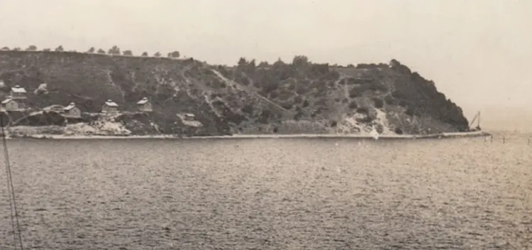 Stara fotografia przedstawia Kępę Oksywską od strony zatoki, z widocznymi jeszcze niezadrzewionymi klifami.