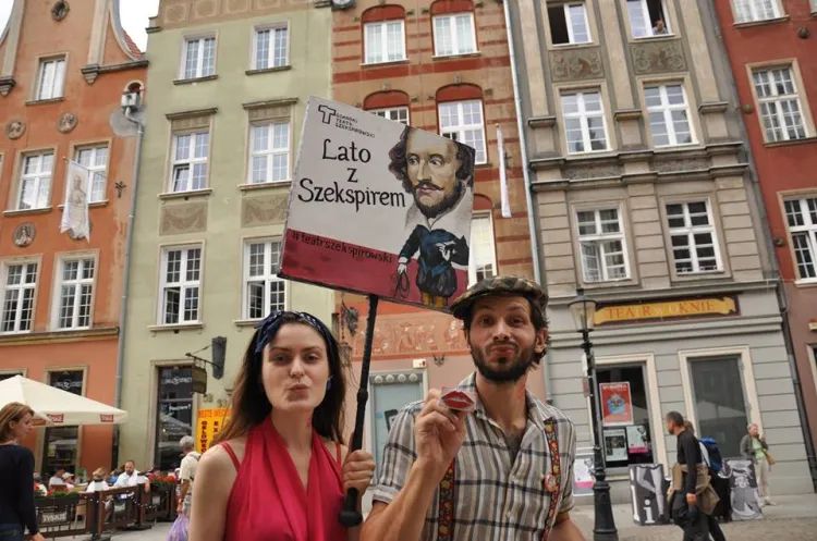 Całuśni wysłannicy chodzą po Gdańsku i Sopocie promując Lato z Szekspirem (po prawej Krzysztof "Dziwny" Gojtowski).