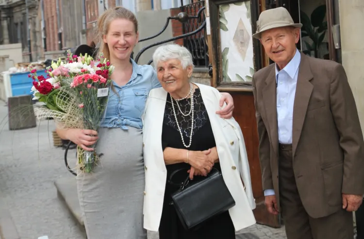 Na zdjęciu: założyciele Flisaka, Zenobia i Leonard Tarczyńscy oraz partnerka ich wnuka, Magdalena Papke, obecna właścicielka. Zdjęcie zrobione w czerwcu podczas 40. urodzin lokalu.