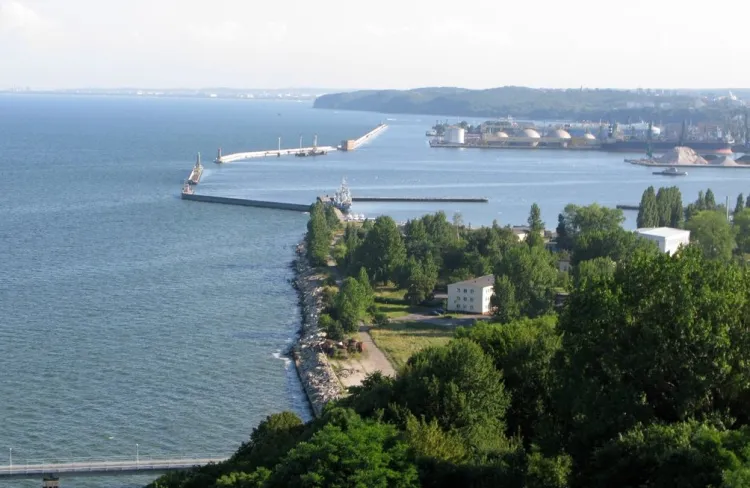A tak przedstawia się widok z grodziska Oksywie na Port i Gdynię.