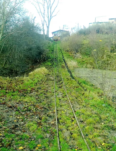 Do transportu ryb na wysoki klif służą rybakom kolejki linowo-szynowe, po jednej przy każdej z osad.