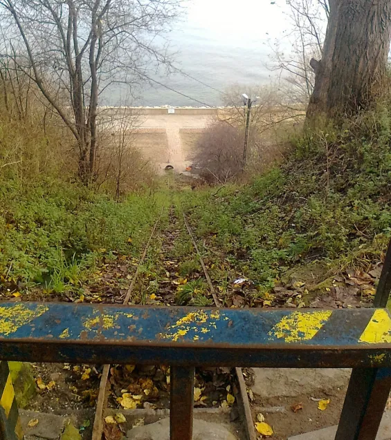 Do transportu ryb na wysoki klif służą rybakom kolejki linowo-szynowe, po jednej przy każdej z osad.