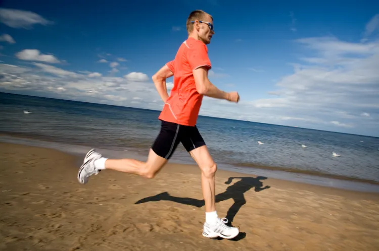 Zdaniem dwukrotnego mistrza Polski w maratonie - Radosława Dudycza - po plaży należy biegać wczesnym rankiem bądź wieczorem. W innym przypadku może dojść do przegrzania organizmu. 