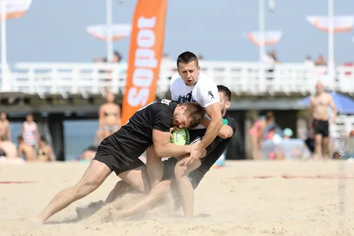 Plażowe rugby wymaga od zawodników poświęcenia oraz walki o każdy centymetr boiska. 
