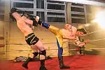 Podczas walki zawodników wrestlingu wszystko może się zdarzyć: znokautowany sędzia leżący na ringu oraz atak składanym krzesłem.