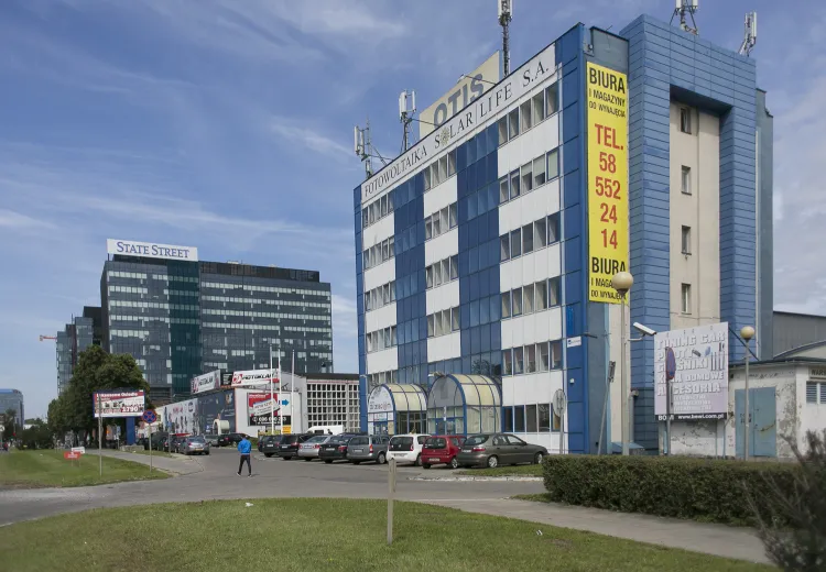 Widoczny na zdjęciu budynek oraz kilka innych obiektów zostaną wyburzone, ponieważ stoją na terenie przy al. Grunwaldzkiej 343 i 345, gdzie w przyszłym roku Skanska Property Poland rozpocznie budowę pierwszego z dwóch biurowców.   