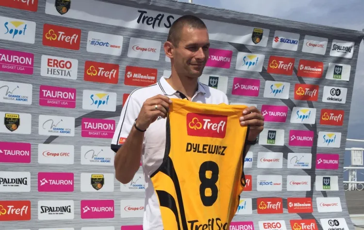 Filip Dylewicz został zaprezentowany na sopockim molo. Ponownie będzie nosił w Treflu koszulkę z numerem 8.
