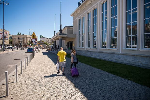 Nierówno ułożony chodnik z kostki brukowej przy dworcu Gdynia Główna jest całkowicie niedopasowany do potrzeb pasażerów, którzy często ciągną za sobą walizki na kółkach.