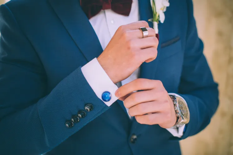 Ceniący klasyczną elegancję konserwatyści powiedzą, że obrączka, zegarek, spinki do mankietów lub krawata stanowią jedyną dopuszczalną biżuterię dla mężczyzny. Okazuje się jednak, że rynek męskiej biżuterii ma się całkiem dobrze i stale wzrasta sprzedaż efektownych gadżetów.