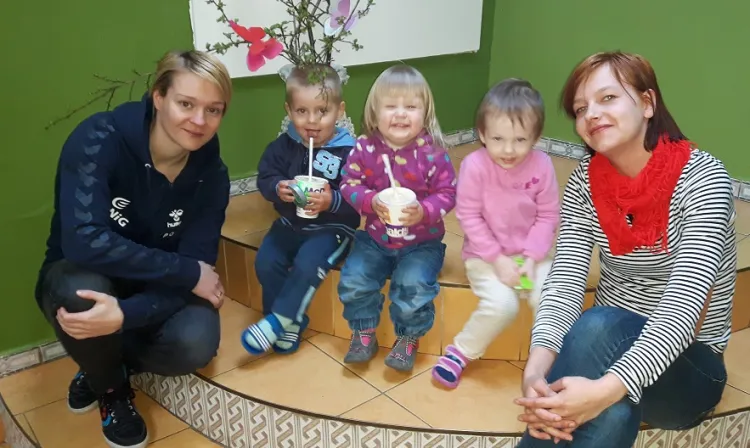 Małgorzata Gapska (z lewej) i jej koleżanki z boiska starają się pomóc w budowie pokoju zabaw dla dzieci ze schroniska w Gdyni.