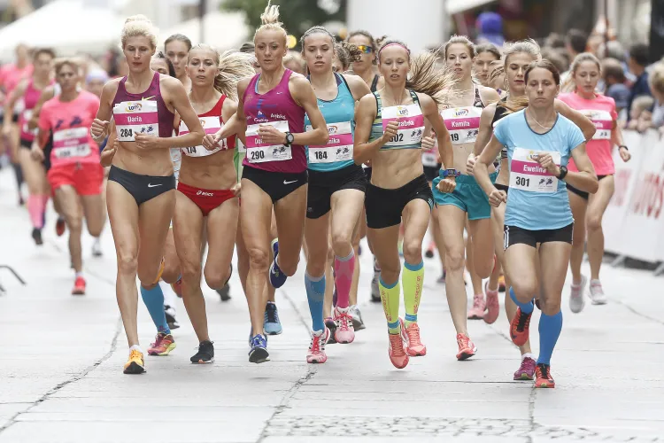 Z kilometra na kilometr czołówka biegu kobiet topniała. Wygrała Daria Mychalinowa (nr 284) przed Dominiką Nowakowską (290).