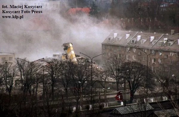 Wieżowiec przy ul. Wojska Polskiego 39 przetrwał wybuch gazu z 17 kwietnia 1995 r, ale został w kontrolowany sposób wysadzony dzień później, gdyż groził zawaleniem.