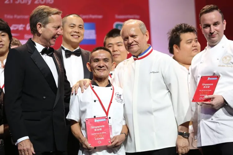 Chan Hon Meng oraz Joël Robuchon podczas gali wręczania nagród przewodnika Michelin.