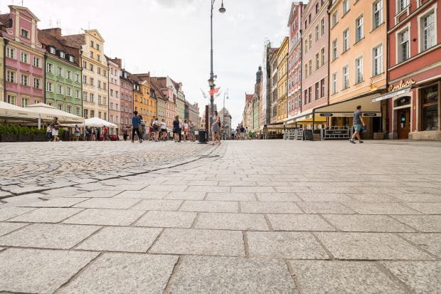 Wrocław specjalnie z myślą o pieszych wymienił nawierzchnię chodników na rynku, tworząc tzw. szpilkostradę.
