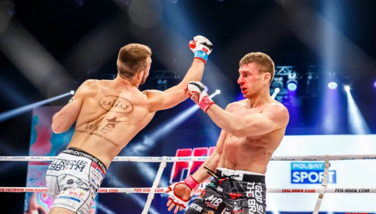 Twarz Piotra Hallmanna nie wyglądała najlepiej po walce z Kamilem Łebkowski. Wielu fanów MMA teraz jeszcze bardziej zaciska kciuki, aby zawodnik gdyńskiego klubu wróci do wysokiej formy. Hallmann wciąż może być jednym z najlepszych zawodników MMA w Polsce.