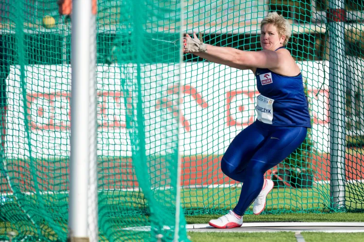 Nowa mistrzyni olimpijska w rzucie młotem - Anita Włodarczyk najpierw pobiła w drugiej próbie rekord imprezy, aby już w trzeciej sięgnąć po rekord świata.