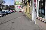 Istniejący chodnik na ul. Łagiewniki, który zyska nową nawierzchnię z płytek betonowych.