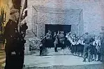 Wizyta Roberta Leya, przywódcy Niemieckiego Frontu Pracy, w schronisku na Biskupiej Górce w 1943 r. W tle widać główne wejście do gmachu schroniska wyłożone potężnymi, kamiennymi blokami. Za: Feldpostbrief des HJ-Gebietes Danzig-Westpreussen, czerwiec 1941.