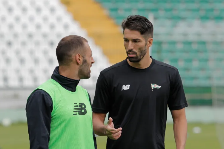 Przed finalizacją kontraktu z Lechią Steven Vitoria (z prawej) wypytywał o Gdańsk braci Paixo. Na zdjęciu już podczas treningu z jednym z portugalskich braci - Flavio.
