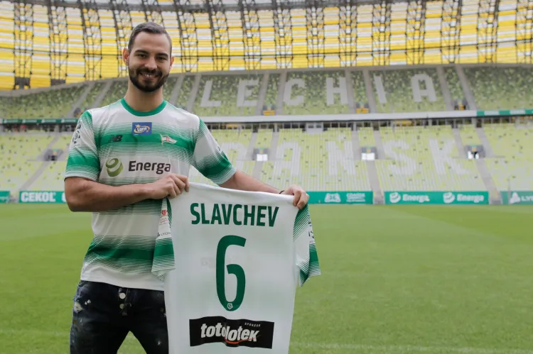 Simeon Sławczew w wieku 20 lat trafił z Liteksu Łowicz do Sportingu Lizbona, ale w Portugalii nie zrobił kariery. Winą za to obarcza kontuzje. Teraz w pełni sił, zamierza dowieść swoich umiejętności w Lechii.
