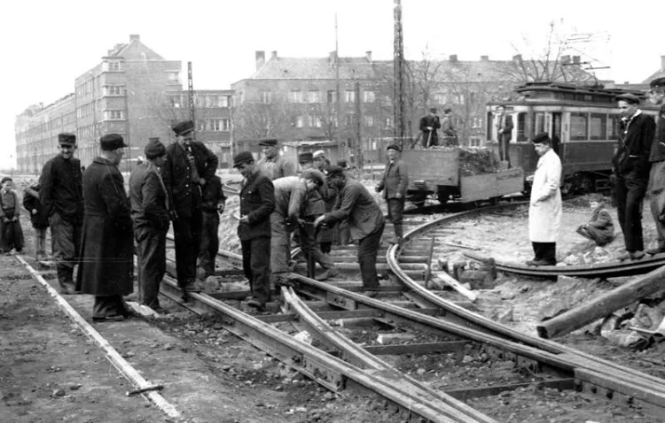 Budowa pętli tramwajowej przy skrzyżowaniu al. Legionów i ul. Kościuszki we Wrzeszczu. Rok 1956.