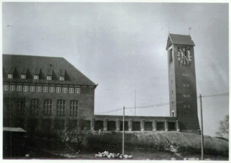 Fragment południowy schroniska z częścią gmachu głównego i wieżą zegarową, prawdopodobnie wiosna 1940 r. Ze zbiorów Wojciecha Gruszczyńskiego.